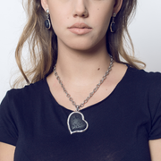 Colgante de corazón con lava volcánica, otra vista